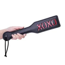 Ляскавка для BDSM з тисненням "XOXO" чорна з петлею на зап'ясті