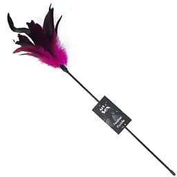 Щекоталка темно-розовый Art of Sex - Feather Paddle, перо молодого петуха
