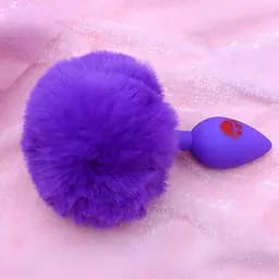 Силіконова анальна пробка з пухнастим хвостом кролика та принтом лапки 2.8 см Фіолетова