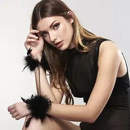 Пухнасті наручники Bijoux Indiscrets Za za zu feahter handcuffs, пір'яні, подарункова упаковка - мініатюра 7