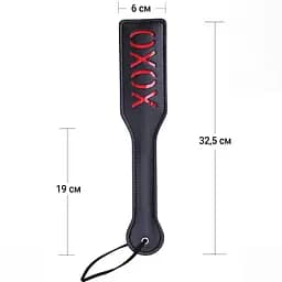 Ляскавка для BDSM з тисненням XOXO чорна з петлею на зап'ясті - мініатюра 3