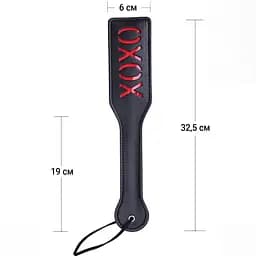 Ляскавка для BDSM з тисненням "XOXO" чорна з петлею на зап'ясті - мініатюра 3